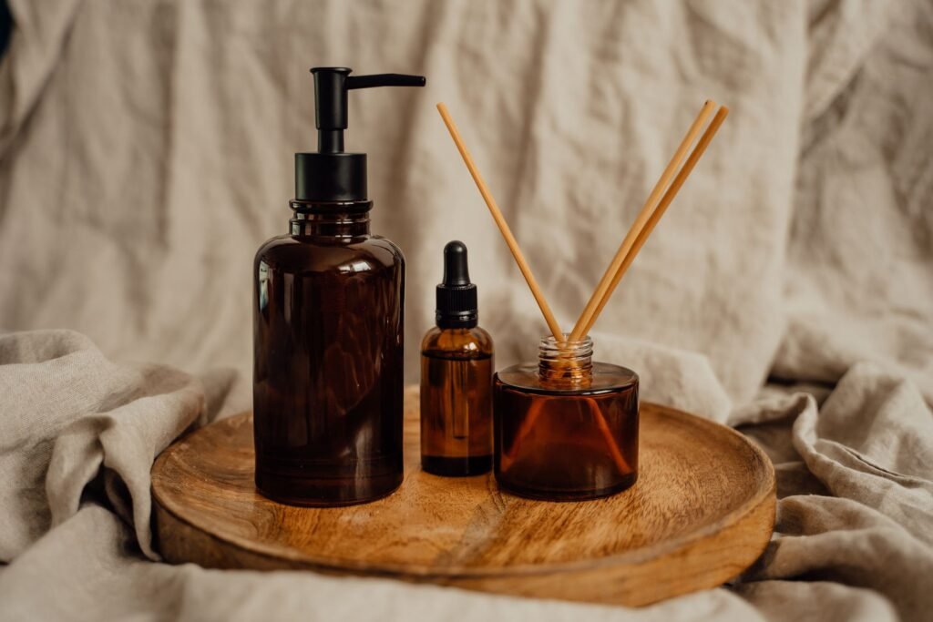 صف من الزجاجات العنبرية في ضوء ناعم