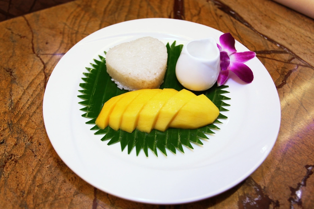 A bowl of mango with sticky rice
